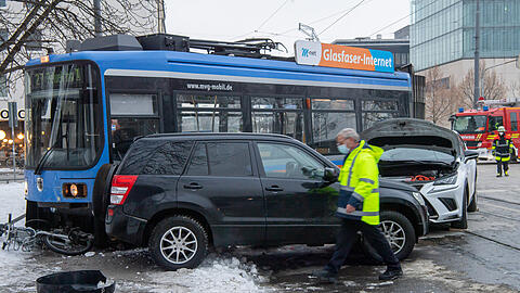 Bei dem Unfall wurden vier Menschen verletzt.