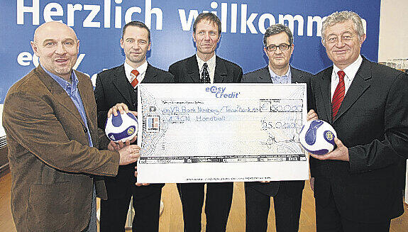 Scheck, Scheck, hurra: Herbert Müller, Michael Mayer (VR-Bank), Steffen Schwarz, Theophil Graband (TeamBank) und Bürgermeister Horst Förther (v.l.) als Förderverein. Foto: Klaus Schillinger