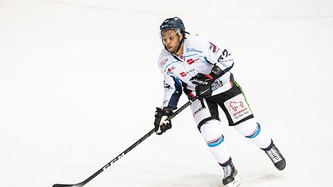Sena Acolatse von Straubing spielt den Puck.
