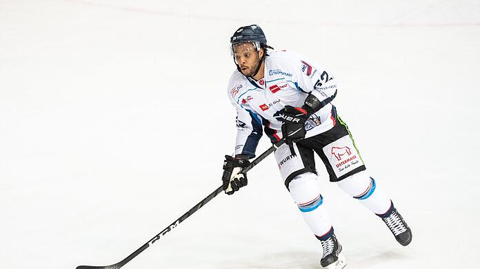 Sena Acolatse von Straubing spielt den Puck.