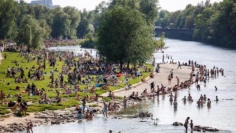 Wo es grün ist in München wie hier an der Isar, wird es schnell sehr voll. Ein Problem für die Stadt.