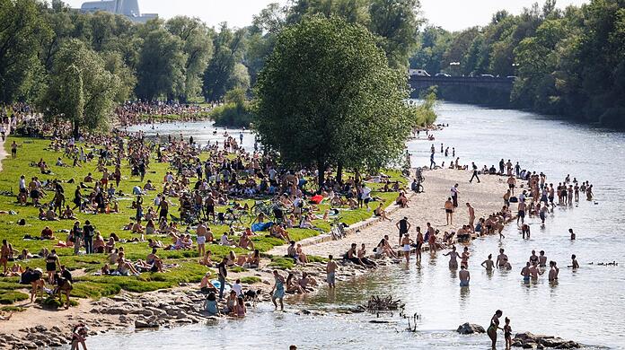 Wo es grün ist in München wie hier an der Isar, wird es schnell sehr voll. Ein Problem für die Stadt.