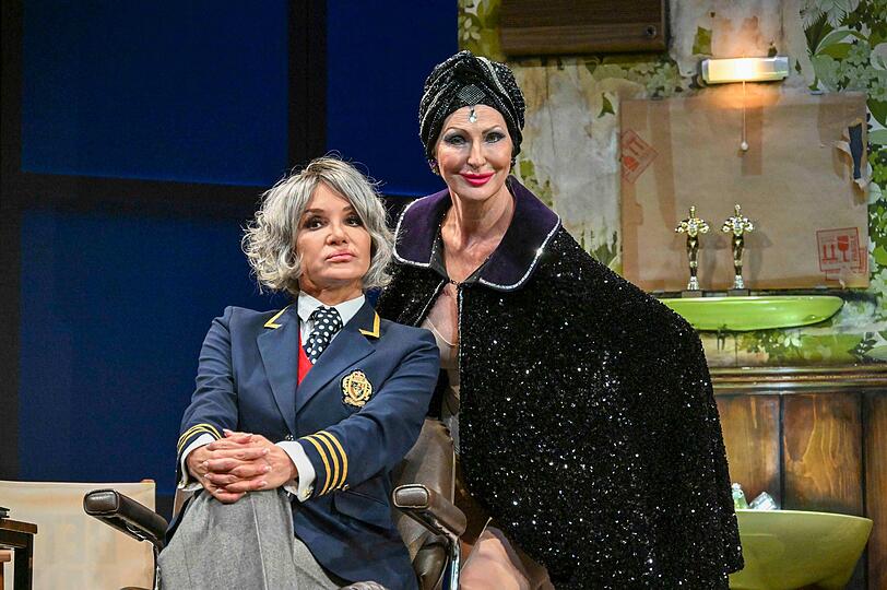 Anouschka Renzi und Désirée Nick als "Bette und Joan" in der Komödie im Bayerischen Hof in München.