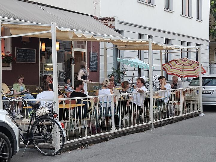 Schaut fast aus wie ein alter, gemütlicher Balkon: Der Schanigarten der Fortuna Cafébar in der Sedanstraße 18 hat ein Geländer drumherum. Schaut fast aus wie ein alter, gemütlicher Balkon: Der Schanigarten der Fortuna Cafébar in der Sedanstraße 18 hat ein Geländer drumherum.