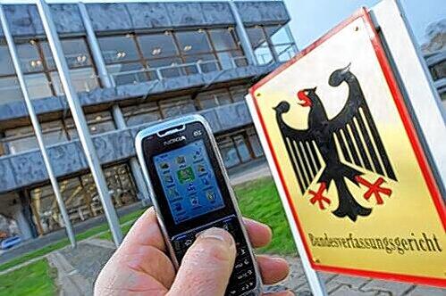 Das Handy als Ortungswanze? Jetzt ist das Bundesverfassungsgericht in Karlsruhe gefragt.