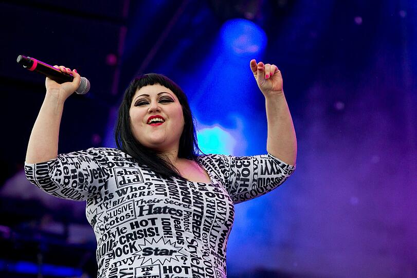Beth Ditto, Sängerin der US-amerikanischen Band Gossip, begeistert die Fans am Sonntag in Nürnberg bei "Rock im Park".