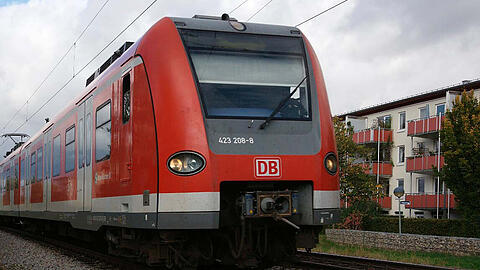 Eine herannahende S-Bahn erfasste eins der Mädchen. (Symbolbild)