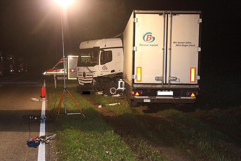 In der Nacht von Dienstag auf Mittwoch ereignete sich ein schlimmer Verkehrsunfall. Die B15 bei Rosenheim war vier Stunden gesperrt.