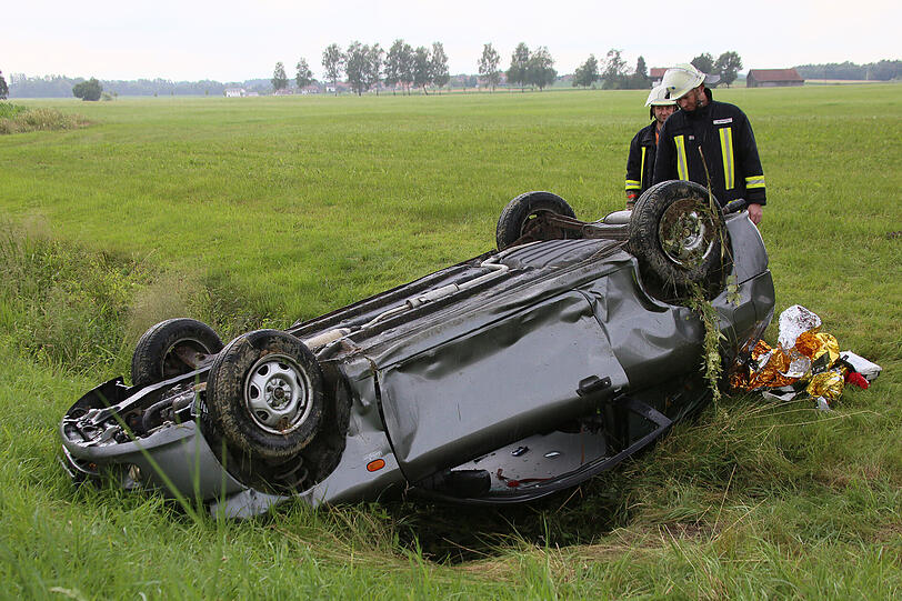 Das Auto überschlug sich, nachdem der Fahrer die Kontrolle über das Auto verloren hatte. Alle drei Insassen wurden verletzt.