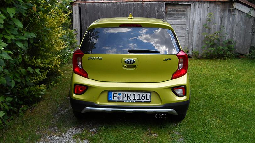 Der silberfarbene Unterfahrschutz und die beiden Auspuff-Endrohre sind die X-Line-Zutaten am Heck des Picanto.