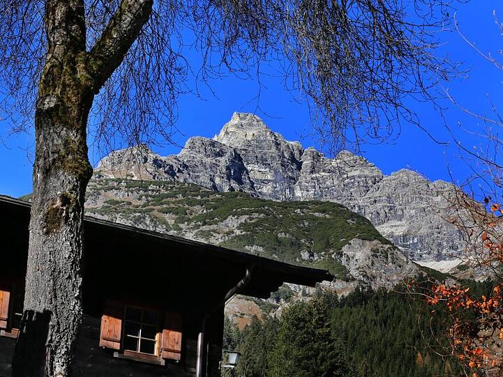 Der Gipfel des Hochvogels, gesehen von der Tiroler Ortschaft Hinterhornbach. Foto: Karl-Josef Hildenbrand