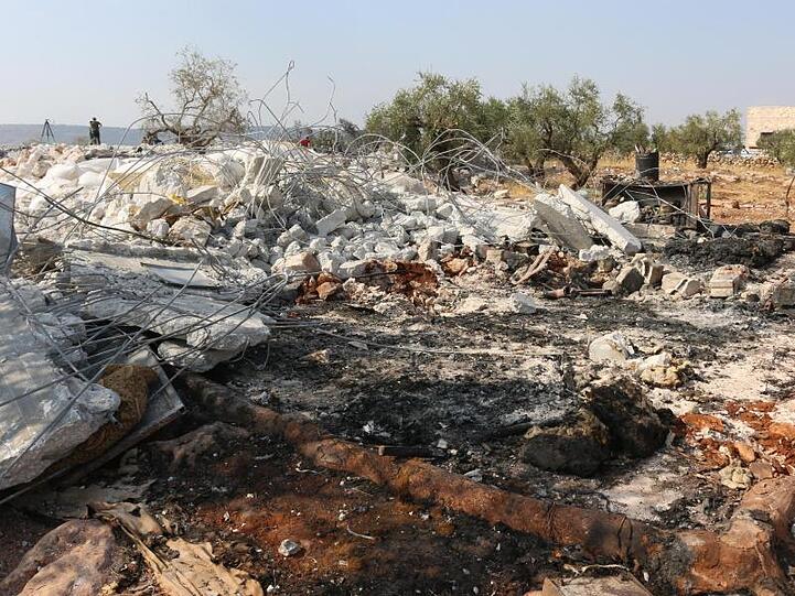 Trümmer eines Hauses liegen nach einem Angriff in Barischa. In dem Ort in Nordwestsyrien hat nach US-Angaben die Mission von Spezialkräften stattgefunden.