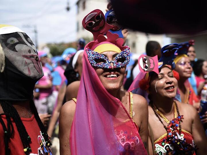 Verkleidete Frauen beim Karnevalsumzug in Rio de Janeiro.