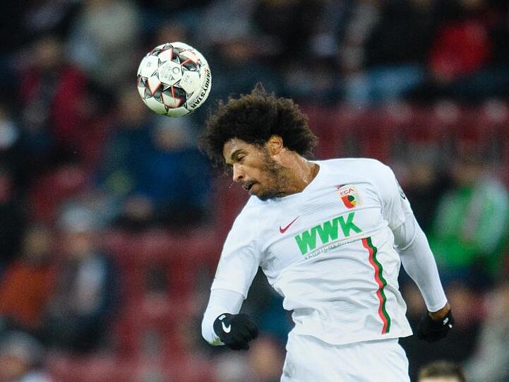 Francisco da Silva Caiuby spielt den Ball mit dem Kopf. Foto: Matthias Balk/dpa/Archivbild