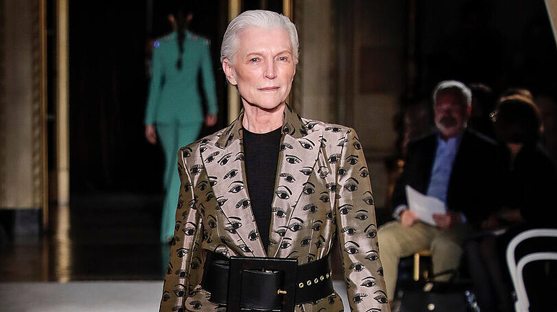 Maye Musk wird selbst mit Ü70 noch für Laufstegjobs gebucht.
