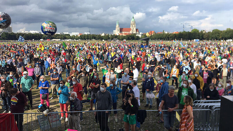 Immer mehr Demonstranten und Aktivisten versammeln sich auf der Theresienwiese, wo die Schlusskundgebung stattfinden soll.