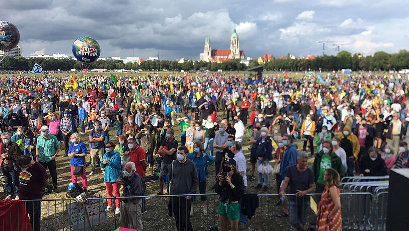 Immer mehr Demonstranten und Aktivisten versammeln sich auf der Theresienwiese, wo die Schlusskundgebung stattfinden soll. Immer mehr Demonstranten und Aktivisten versammeln sich auf der Theresienwiese, wo die Schlusskundgebung stattfinden soll.