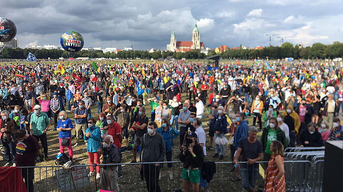 Immer mehr Demonstranten und Aktivisten versammeln sich auf der Theresienwiese, wo die Schlusskundgebung stattfinden soll.