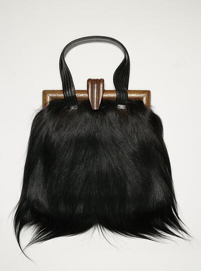 Diese Handtasche aus Affenfell und Tropenholz ist in der zweiten Hälfte der 1920er Jahre gefertig worden.