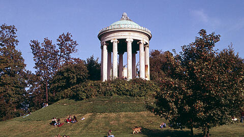 Der Englische Garten, München in den 1970er-Jahren.  Auf dem Bild sieht noch alles nach Idylle aus. Ganz anders in unserem Archivbild unten.