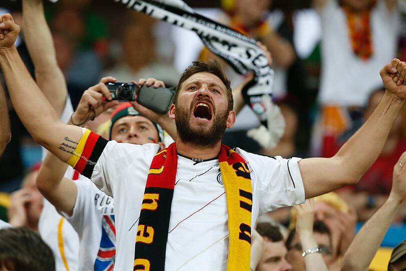 Die Fans sind heiß aufs erste Spiel: So feiern die Anhänger im Stadion von Lemberg.