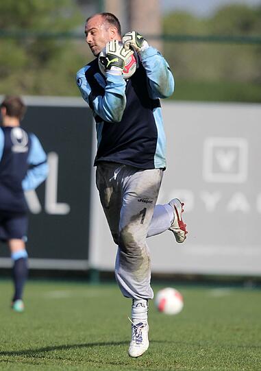 Auf dem Trainingsplatz wird derweil trainiert. Hier Gabor Kiraly beim Torwarttraining.