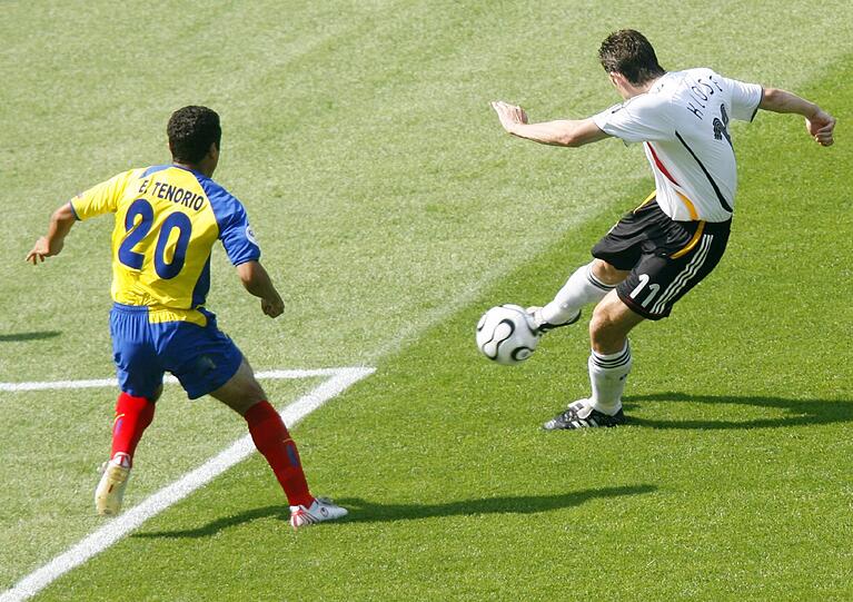 Das dritte Spiel, der dritte Treffer
&bdquo;Heimspiel&ldquo; für die Sommermärchler bei der WM 2006, das dritte Gruppenspiel gegen Ecuador (3:0). Zuvor hatte nicht Klose, sondern Neuville beim 1:0 gegen Polen die Fans erlöst. In Berlin eröffnete Klose das Fest bereits in Minute vier nach perfekter Ablage von Schweinsteiger. Salto inklusive!