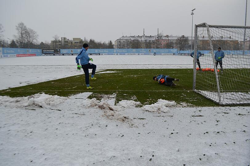Die Löwen im Schnee: Der TSV 1860 musste am Freitag vor Beginn des Trainingslagers auf weißem - und nicht wie gewohnt auf grünem - Untergrund trainieren.