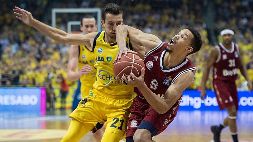 Jared Cunningham (r.) und die Bayern-Basketballer müssen in Spiel fünf gegen Alba Berlin.