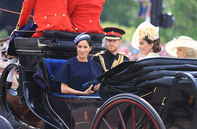 Meghan strahlt! Gemeinsam mit Harry, Camilla und Kate fährt sie zur Queen in den Buckingham Palast
