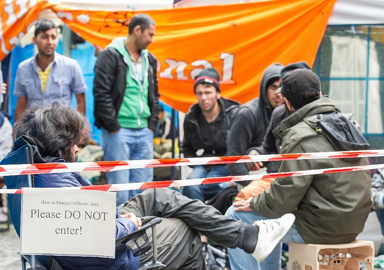 Hungerstreikende sind am 27.06.2013 in München vor dem Lager mit etwa 70 Menschen zu sehen, die ohne zu essen und seit drei Tagen auch ohne zu trinken für die Anerkennung ihrer Asylanträge kämpfen.