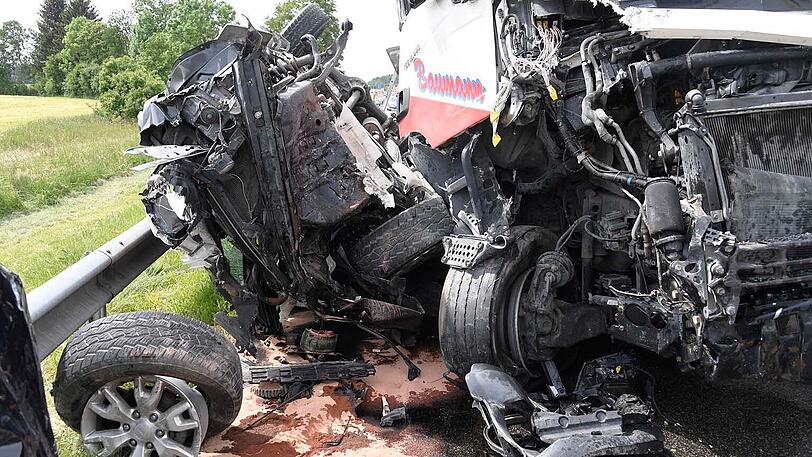 Die Bergungsarbeiten zogen sich in die Länge, weil letztlich neun Pkw (davon acht Neuwagen), ein Pkw-Anhänger, ein kompletter Sattelzug sowie ein Lkw-Anhänger abgeschleppt werden mussten. Zusätzlich luden die Einsatzkräfte noch reichlich Schotter um.