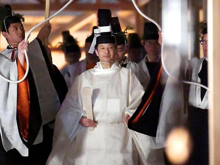 Japans Kaiser Naruhito (M) geht in Richtung Sukiden, eine von zwei Haupthallen am Schrein für Daijosai.