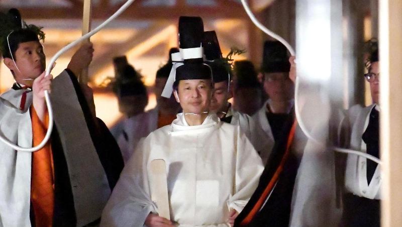 Japans Kaiser Naruhito (M) geht in Richtung Sukiden, eine von zwei Haupthallen am Schrein für Daijosai. Japans Kaiser Naruhito (M) geht in Richtung Sukiden, eine von zwei Haupthallen am Schrein für Daijosai.