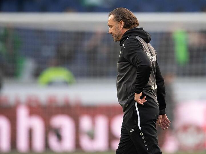 Hannovers Trainer Thomas Doll geht nach der Niederlage gegen Frankfurt vom Platz.