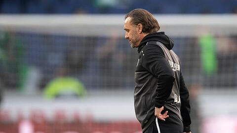Hannovers Trainer Thomas Doll geht nach der Niederlage gegen Frankfurt vom Platz.