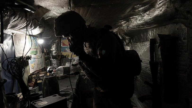 Ein ukrainischer Soldat in einem Unterstand an der Front in der Nähe von Solot. Ein ukrainischer Soldat in einem Unterstand an der Front in der Nähe von Solot.