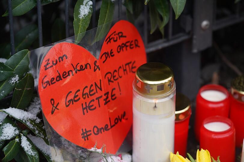 "Im Gedenken an die Opfer", steht auf diesem roten Herz am Gedenkort an der Seidlstraße. Und jemand mahnt: "Gegen rechte Hetze".