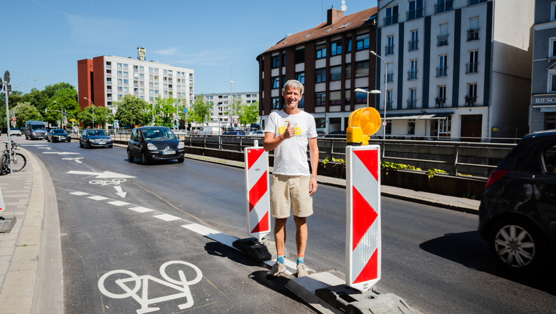 Daumen hoch vom Radentscheid: Holger Quick findet nur lobende Worte für die Arbeit des Baureferats bei diesem Radweg. Daumen hoch vom Radentscheid: Holger Quick findet nur lobende Worte für die Arbeit des Baureferats bei diesem Radweg.