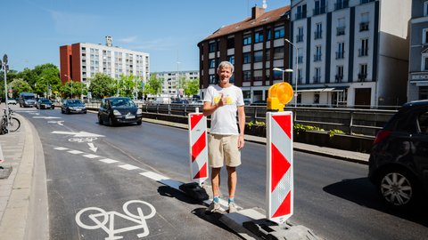 Daumen hoch vom Radentscheid: Holger Quick findet nur lobende Worte f&uuml;r die Arbeit des Baureferats bei diesem Radweg.