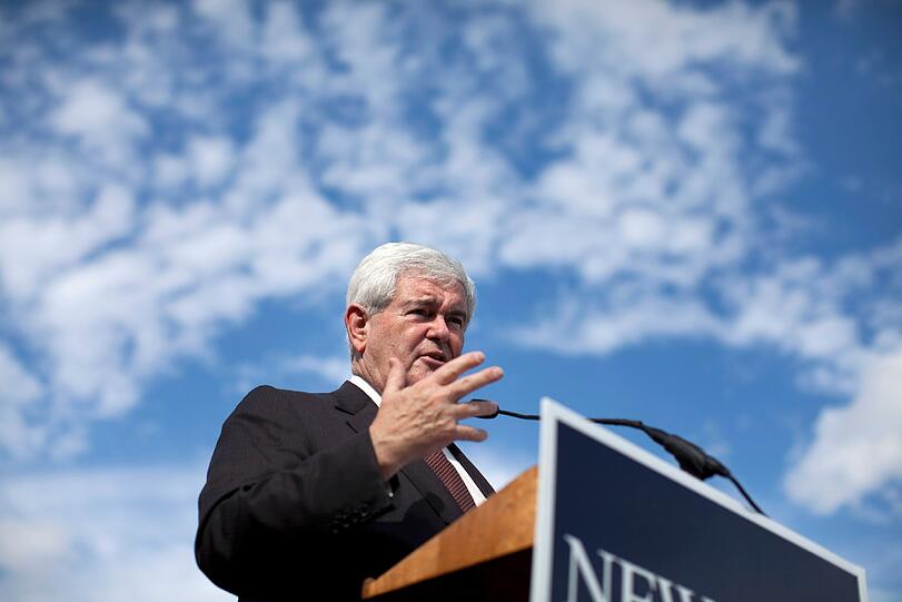 Moral? Nicht mit Gingrich. Findet man Romneys Fahne-im-Wind-Politik schon abscheulich, verschlägt es einem bei Gingrichs doppelzüngiger links-rechts-Kurverei wohl die Sprache. Umweltschutz? Effiziente Schritte gegen die globale Erwärmung? Müssten sofort eingeleitet werden, tönte er 2007 - damals eben noch schlagzeilenträchtige Aussagen. Heute setzt er wieder auf Populismus, lockt Wähler mit Versprechungen wie unrealistischen Benzinpreissenkungen, will Beschlüsse des Obersten Gerichtshofes ignorieren, geht es um die Rechte Terrorismusverdächtiger oder Abtreibungen. Gut, das politische Hin- und Hergeeiere im Wahlkampf ist bekannt, schließlich sind in der Liebe und im Krieg alle Mittel erlaubt, auch wenn sie so gar nicht bei den Wählern ankommen.