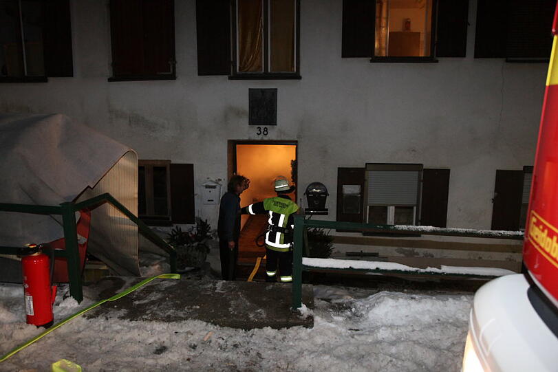 Brand in Gars im Landkreis Mühldorf am Inn: Kater "Samy" erleidet eine Rauchvergiftung. Die Feuerwehr rettet das leblose Tier aus einer brennenden Wohnung. Jetzt kümmert sich der Tierarzt um "Samy". Brand in Gars im Landkreis Mühldorf am Inn: Kater "Samy" erleidet eine Rauchvergiftung. Die Feuerwehr rettet das leblose Tier aus einer brennenden Wohnung. Jetzt kümmert sich der Tierarzt um "Samy".