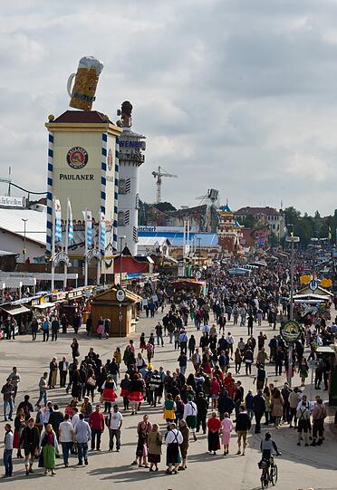Der Besucherandrang ist enorm, die Stimmung ist mehr als ausgelassen. Die Impressionen vom ersten Wiesn-Tag.