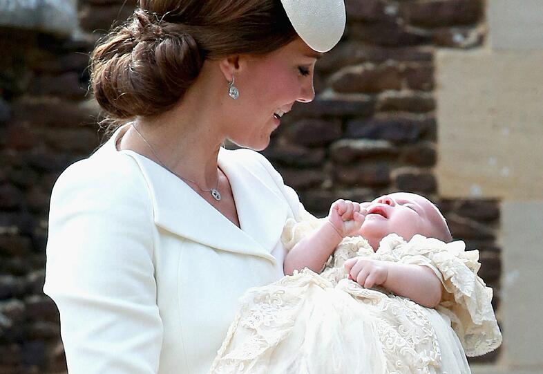Kate und William haben am Sonntag ihre Tochter Charlotte in Norfolk taufen lassen. Auch der kleine Prinz George war mit dabei. Die Bilder.