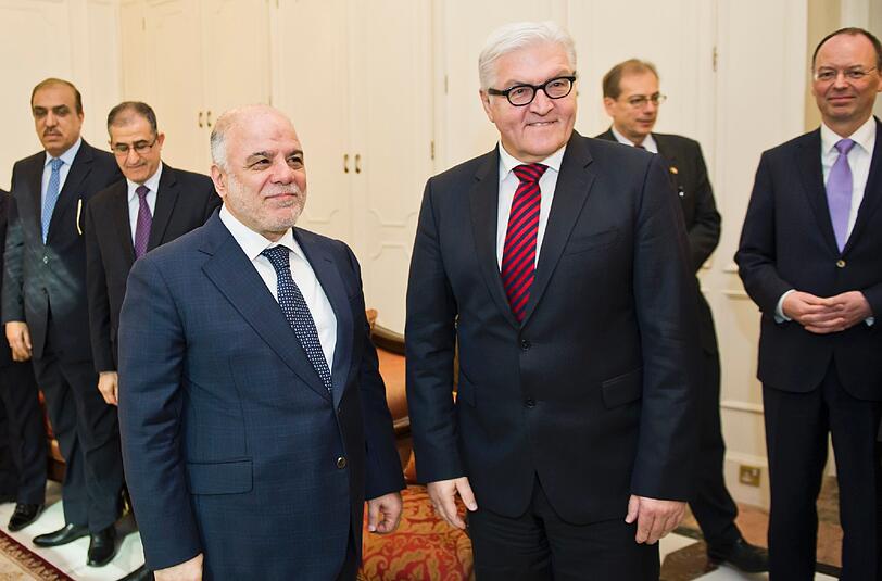 Bundesaußenminister Frank-Walter Steinmeier (SPD, r), trifft sich mit dem Präsidenten der Republik Irak, Fouad Masoum, in Bagdad (Irak).