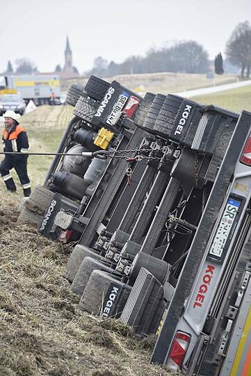 Bei Gammelsdorf ist am Dienstag ein 40-Tonner umgekippt.