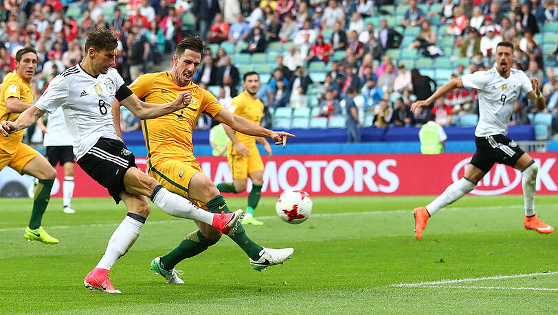 Der Schalker Leon Goretzka trifft zum zwischenzeitlichen 3:2 gegen Australien. Der Schalker Leon Goretzka trifft zum zwischenzeitlichen 3:2 gegen Australien.