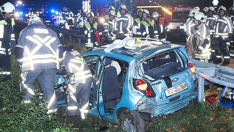 Die beiden schwer verletzten Frauen waren im Fahrzeug eingeklemmt. Die Feuerwehr musste sie befreien.
