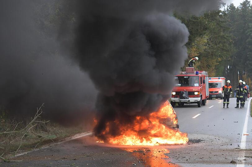 Eine Frau ist am Sonntagmittag mit ihrem Corsa gegen einen Baum gerast. Die Schwerverletzte konnte sich gerade noch befreien, ihr Fahrzeug brannte komplett aus.