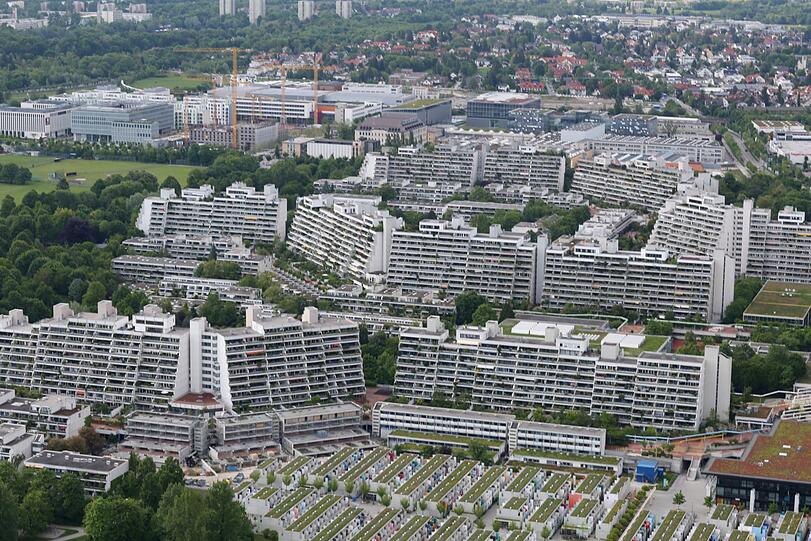 Auch das Olympiadorf, für die Olympischen Sommerspiele 1972 gebaut (heute: 3500 Wohnungen für 6000 Menschen), gehört zum Stadtbezirk . . .